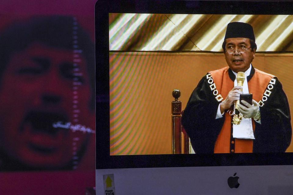 Layar menampilkan "live streaming" Wakil Ketua Mahkamah Agung bidang Yudisial Syarifuddin memberikan pidato saat Sidang Paripurna Khusus Pemilihan Ketua Mahkamah Agung periode 2020-2025 dari Gedung MA di Jakarta, Senin (6/4/2020). Hakim Agung Syarifuddi