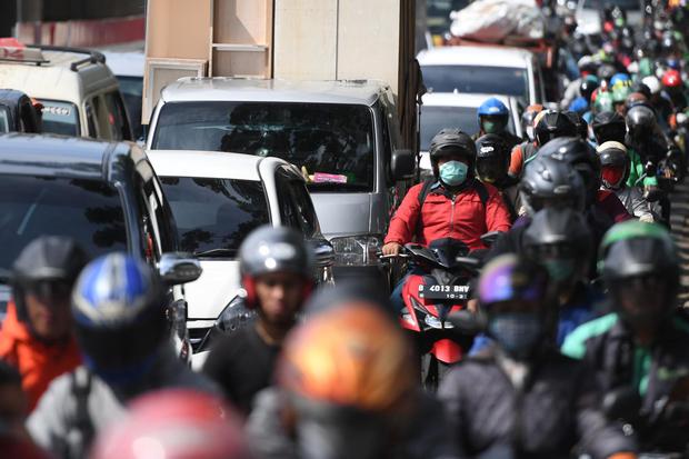 Sejumlah kendaraan terjebak kemacetan di Jalan Raya Pasar Minggu, Jakarta, Rabu (8/4/2020). Pemprov DKI Jakarta telah menetapkan masa sosialisasi penerapan aturan Pembatasan Sosial Berskala Besar (PSBB) selama dua hari yaitu 8-9 April 2020 sebelum menerap