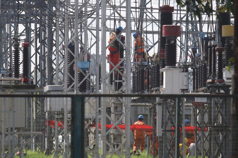 Pekerja beraktivitas di Gardu Induk Tegangan Ekstra Tinggi (Gitet) transmisi Jawa bagian timur dan Bali di Kota Kediri, Jawa Timur, Rabu (8/4/2020).