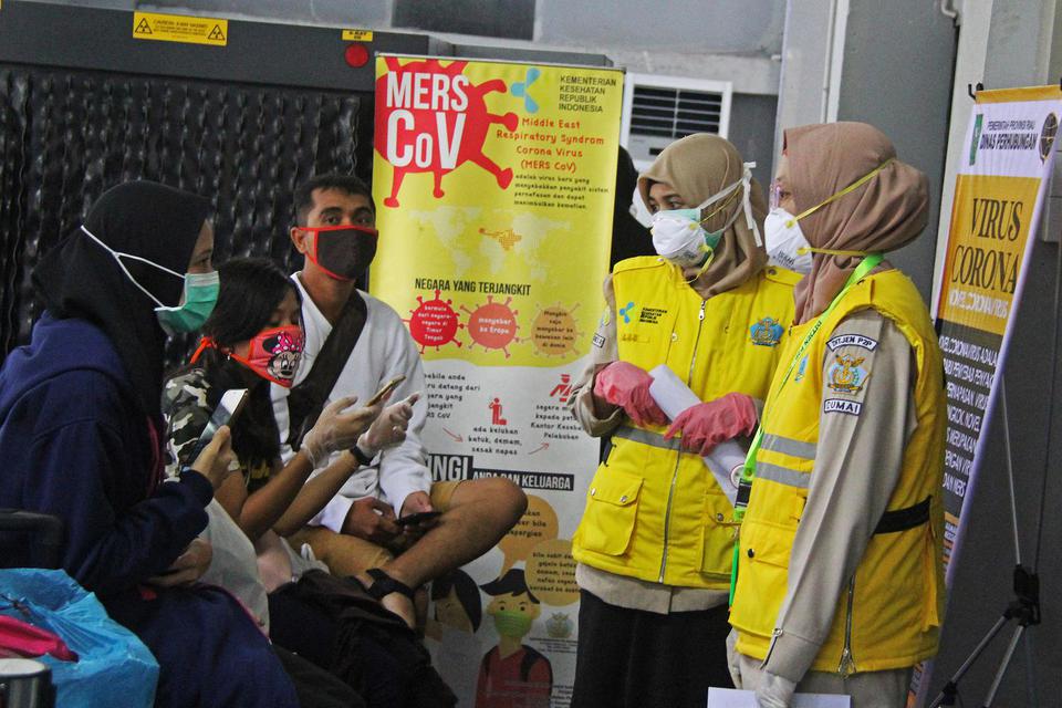 Petugas otoritas kesehatan memberikan arahan kepada sejumlah penumpang dari Malaysia dan Kepri yang terdeteksi bersuhu tubuh tinggi di terminal kedatangan Pelabuhan Bandar Sri Junjungan Dumai di Dumai, Riau, Rabu (8/4/2020). Belasan penumpang kapal dari M