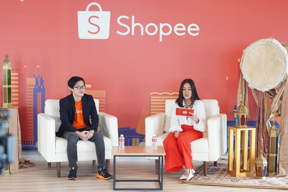 Direktur Shopee Indonesia Handhika Jahja dan Brand Ambassador Shopee Nella Kharisma saat konferensi pers online, Rabu (8/4). 