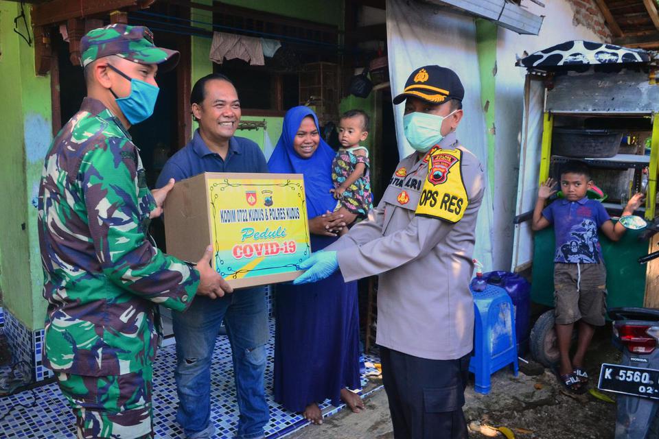 Ilustrasi, pembagian bantuan sembako bagi warga yang membutuhkan. Gubernur DKI Jakarta Anies Baswedan mengatakan, bagi warga yang membutuhkan bansos, namun belum terdaftar untuk segera melapor di Kelurahan setempat.