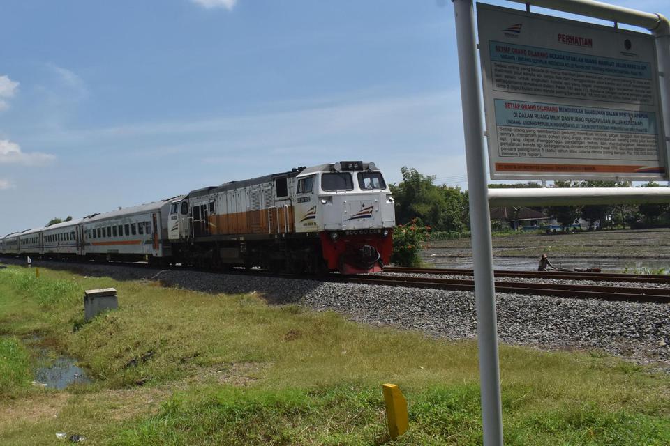 Rangkaian Kereta Api (KA) melintas di Kota Madiun, Jawa Timur, Kamis (9/4/2020). 