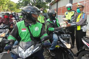 BAGI BERAS KEPADA PENGEMUDI OJEK DARING