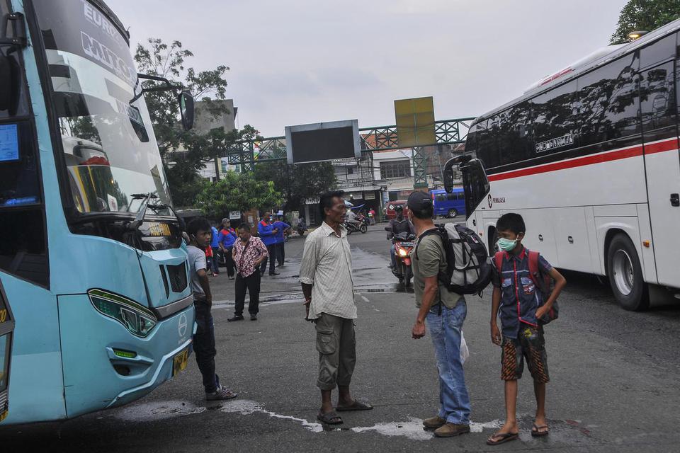 Sejumlah calon penumpang di Terminal Bekasi, Jawa Barat, Jumat (10/4/2020). Kementerian Perhubungan mematangkan Peraturan Menteri untuk pengendalian mudik lebaran 2020 di tengah penyebaran COVID-19 .