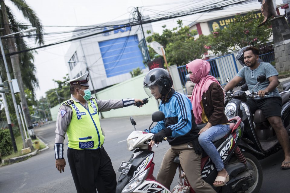 Polisi lalulintas beserta Dishub melaksanakan pengawasan dalam penerapan Pembatasan Sosial Bersekala Besar (PSBB) di jalan perbatasan Depok-Jakarta, Jumat (10/4/2020). Petugas menyetop kendaraan untuk menghimbau kewajiban memakai masker dan aturan penumpa