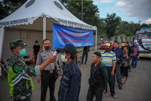 PEMERIKSAAN PEMUDIK DI PERBATASAN BANDUNG