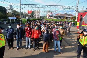 ANTREAN PENUMPANG KRL COMMUTER LINE DI STASIUN BOGOR