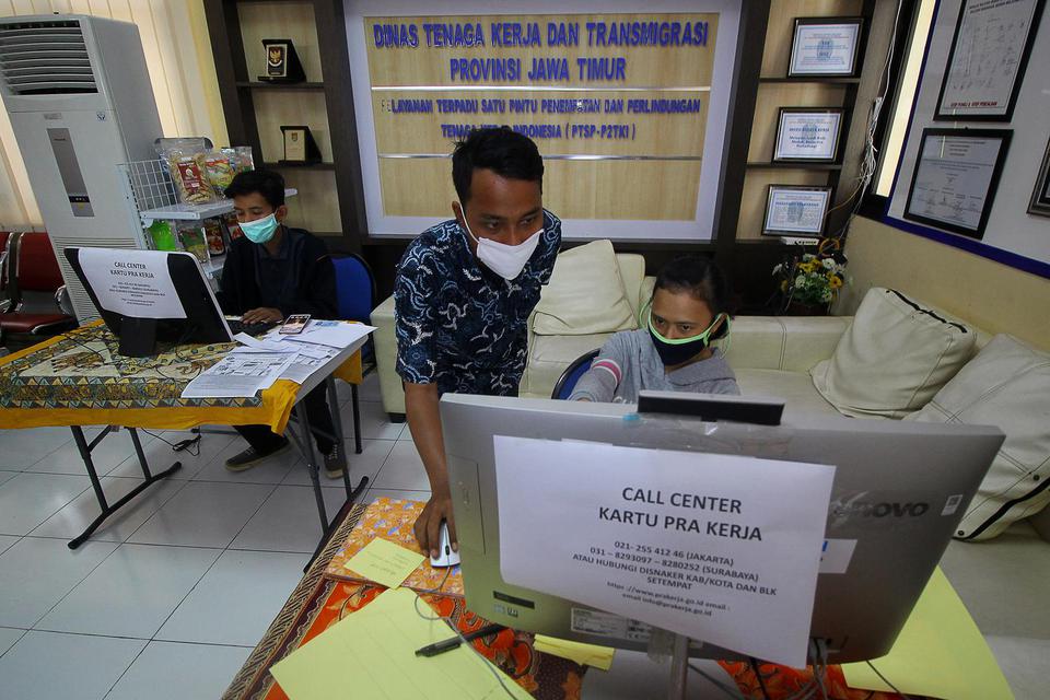 Petugas mendampingi warga yang melakukan pendaftaran calon peserta Kartu Prakerja di LTSA-UPT P2TK di Surabaya, Jawa Timur, Senin (13/4/2020). Pemprov Jawa Timur membuka 56 posko yang tersebar di 38 kabupaten/kota di Jawa Timur untuk memberikan pelayanan 