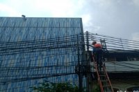 Petugas PLN Memperbaiki Kabel Listrik yang Terbakar di Panglima Polim