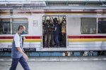 Stasiun Manggarai Tetap Ramai Saat PSBB