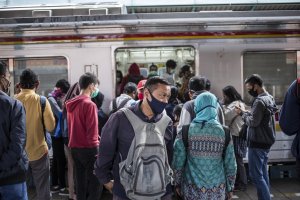 Stasiun Manggarai Tetap Ramai Saat PSBB