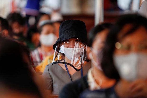 Jorge Silva Seorang wanita memakai masker pelindung wajah saat akan bepergian dengan perahu, di sungai Chao Phraya ditengah mewabahnya virus corona (COVID-19) di Bangkok, Thailand, Rabu (15/4/2020).
