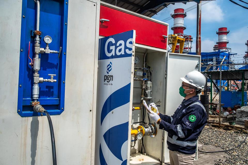 Petugas PT PGN, Tbk memeriksa tekanan pada instalasi â"Metering Regulating Station" saat penyaluran gas bumi dalam bentuk "Compressed Natural Gas" (gas alam yang dikompresi) menggunakan teknologi GTM (Gas Transportation Module) atau Gaslink Truck untu