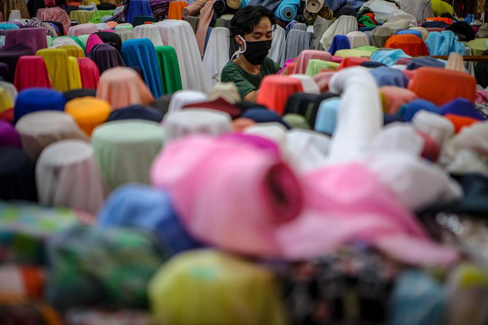 Pedagang menata kain tekstil dagangannya di Cipadu, Kota Tangerang, Banten, Kamis (16/4/2020). Sekretaris Jendras Asosiasi Pertekstilan Indonesia (API) mengatakan ekspor Tekstil dan Produk Tekstil (TPT) secara keseluruhan ke global turun sebesar 30-40 per