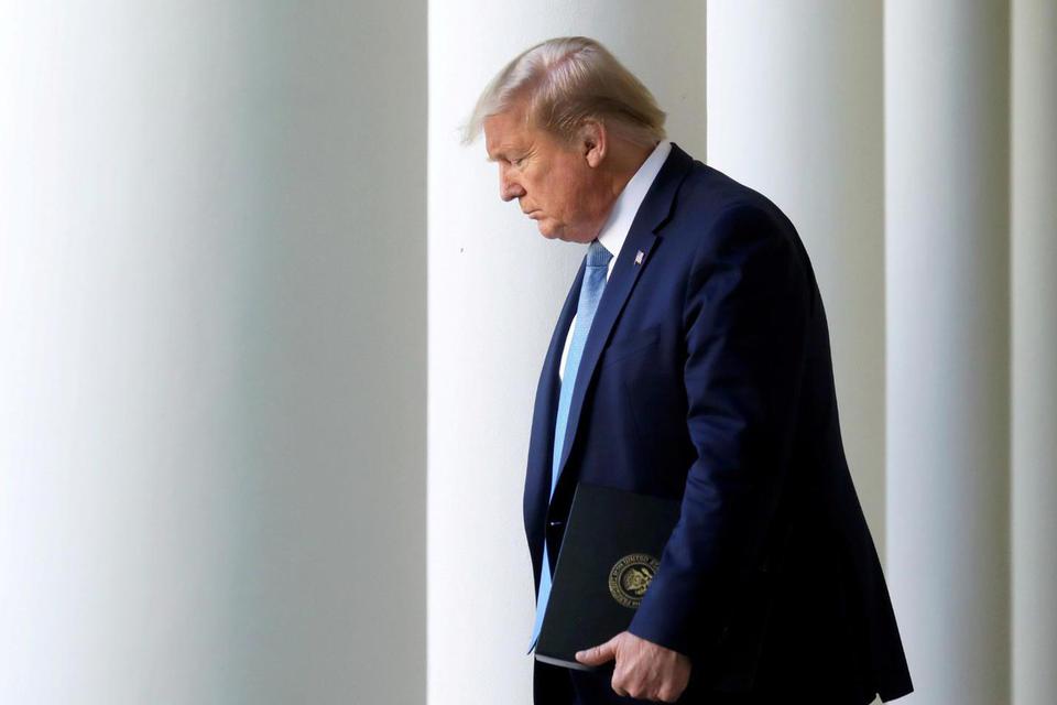 Leah Millis Presiden Amerika Serikat Donald Trump tiba untuk arahan singkat harian satuan tugas khusus virus korona di Rose Garden di Gedung Putih, Washington, Amerika Serikat, Rabu (15/4/2020).