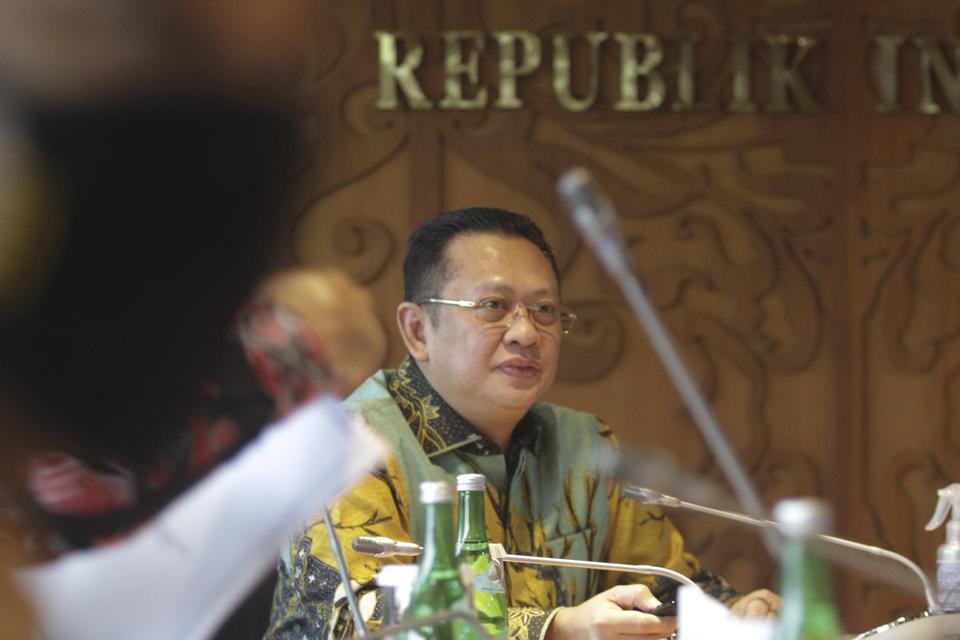 Ketua MPR Bambang Soesatyo memimpin rapat pimpinan bersama bidang anggaran MPR di kompleks Parlemen, Senayan, Jakarta, Kamis (16/4/2020). Rapat tersebut membahas pemotongan anggaran MPR 2020 karena adanya perubahan alokasi anggaran untuk penanganan pandem