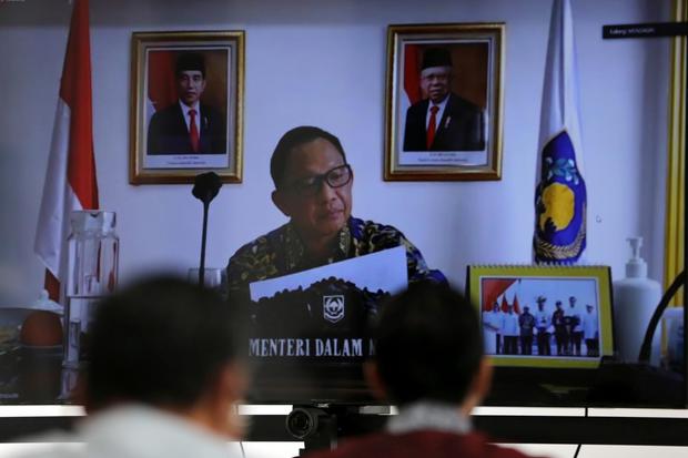 Menteri Dalam Negeri Tito Karnavian menyampaikan pemaparan melalui video conference mengenai tata cara refocusing dan realokasi APBD tahun 2020.