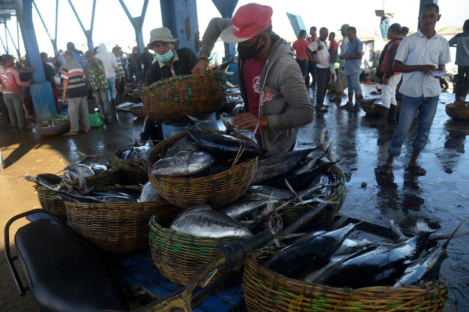 Ilustrasi, aktivitas di pasar ikan. Imbas adanya pandemi Covid-19, BUMN perikanan, Perinus dan Perindo mencatatkan penurunan produksi.