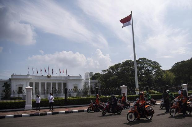 Tangkal Dampak Corona, Jokowi Mulai Sebar Sembako Rp 600 Ribu ke Warga.