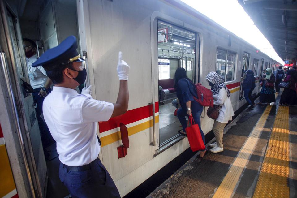 Suasana KRL Commuter Line di Stasiun Bojonggede, Bogor, Jawa Barat, Senin (20/4/2020). Badan Pengelola Transportasi Jabodetabek (BPTJ) menyatakan Pengguna transportasi di wilayah Jakarta, Bogor, Depok, Tangerang, dan Bekasi (Jabodetabek) menurun selama p