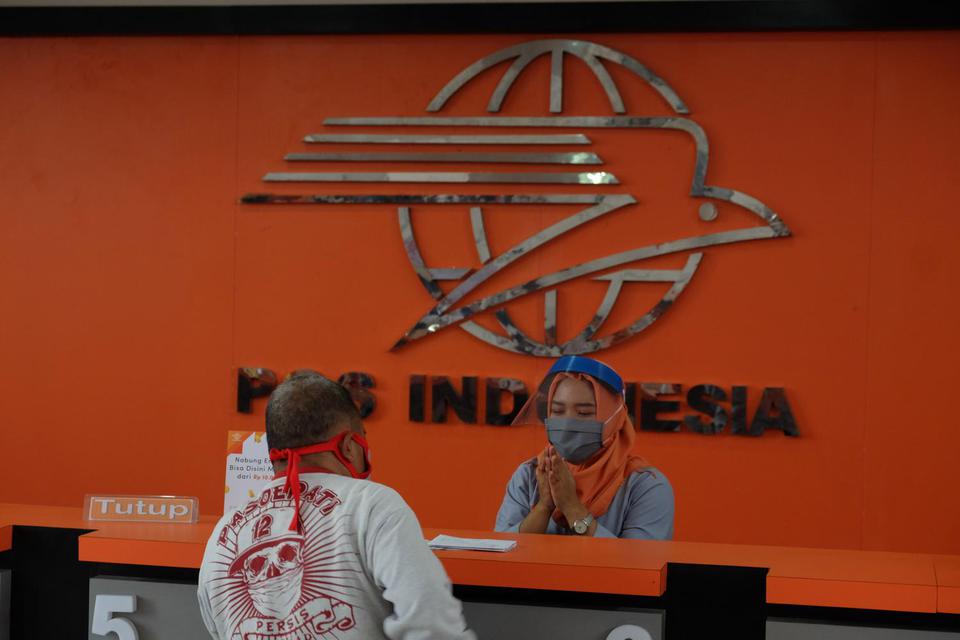 Ilustrasi, karyawan PT Pos Indonesia melayani konsumen. Serikat Pekerja Pos Indonesia (SPPI) menuntut transparansi kondisi keuangan perseroan serta pemberhentian dewan direksi karena dianggap memalsukan laporan keuangan.