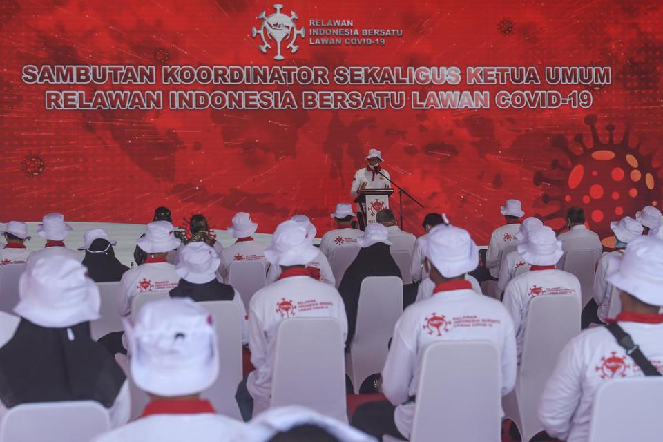 Warganet Soroti Sandiaga Uno Gandeng Relawan Jokowi Bagi-bagi Sembako