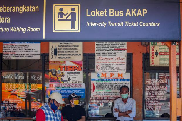 Calon penumpang menunggu bus di Terminal Kalideres, Jakarta, Rabu (22/4/2020). Presiden RI Joko Widodo memutuskan untuk melarang mudik lebaran 2020 di tengah pandemi COVID-19 mulai 24 April guna mencegah perluasan penyebaran COVID-19 di wilayah Indonesia.