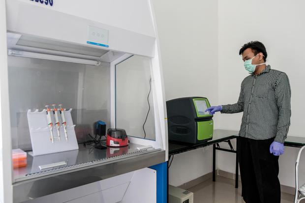 Petugas mengoperasikan alat tes Polymerase Chain Reaction (PCR) di Klinik Kesehatan milik Dinas Kesehatan Provinsi Kepualauan Bangka Belitung di Pangkal Pinang, Rabu (22/4/2020). Pengoperasian alat PCR yang dapat memeriksa 1.000 sampel tersebut, diharapka