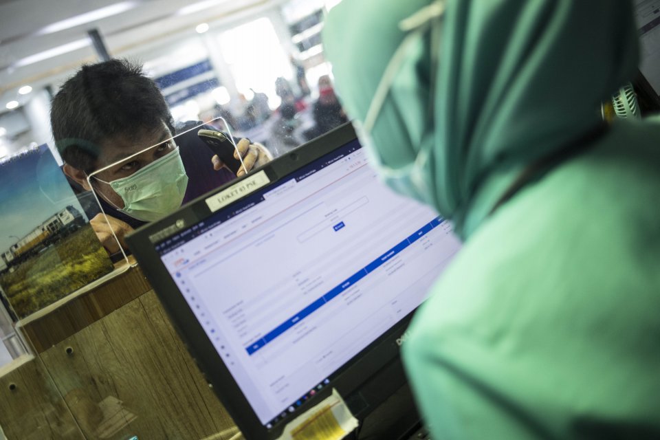 Ilustrasi, petugas PT Kereta Api Indonesia melayani calon penumpang yang melakukan pembatalan tiket. Agar pembatalan tiket kereta beralih ke online, KAI mempercepat proses pembatalan via KAI Access menjadi tiga hari.