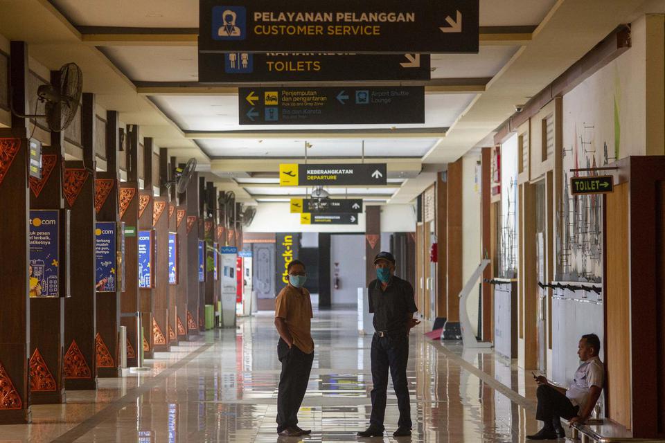 Pengemudi taksi berada di lobi Bandara Adisutjipto yang tutup di Maguwo, Sleman, DI Yogyakarta, Jumat (24/4/2020). Pemerintah menghentikan sementara seluruh aktivitas penerbangan komersial dalam dan luar negeri dari tanggal 24 April hingga 1 Juni 2020 unt
