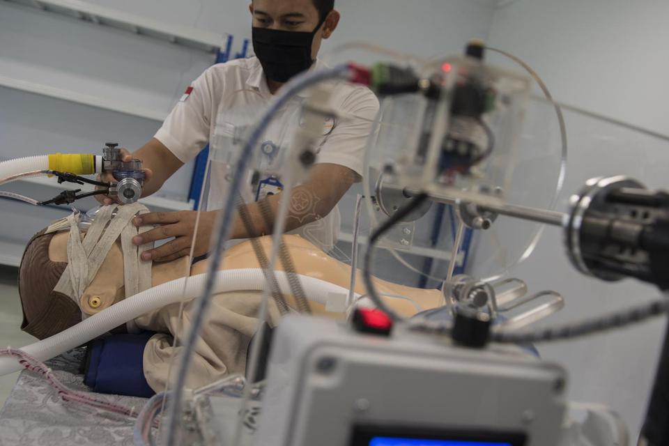 Karyawan menunjukkan penggunaan Pindad Ventilator Resusitator Manual (VRM) di Bandung, Jawa Barat, Jumat (24/4/2020). Pindad VRM yang dirancang dan dikembangkan bersama tim ahli medis dari RSU Pindad ini merupakan alat bantu pernapasan bagi pasien COVID-1