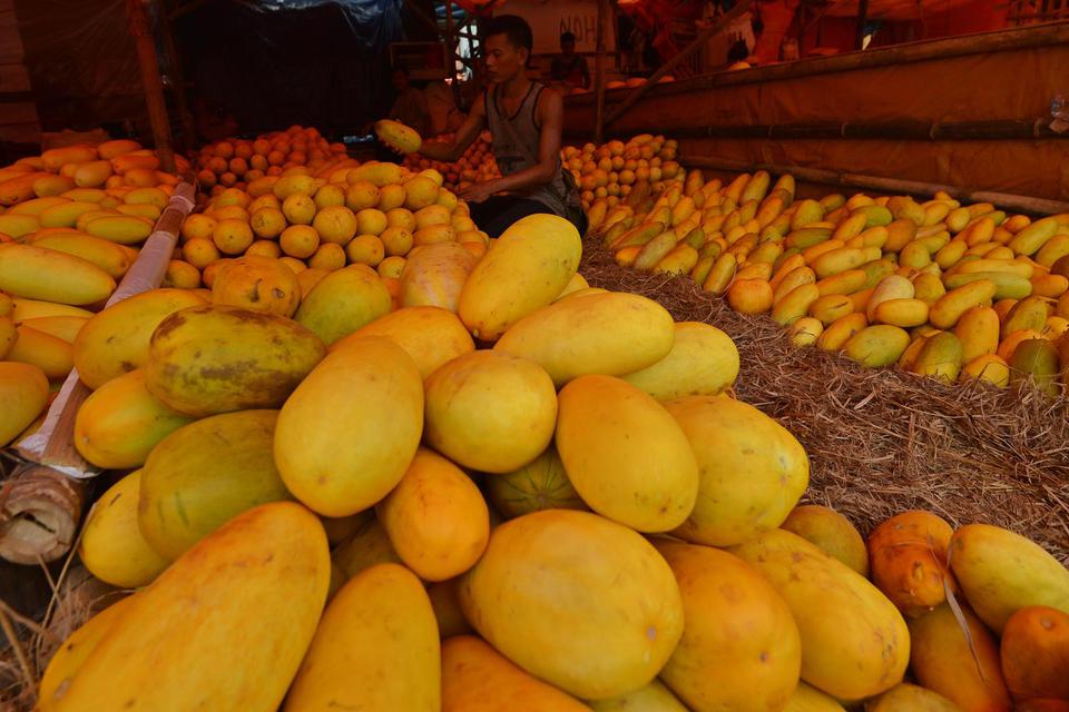Pedagang menata buah timun suri di Pasar Induk Kramat Jati, Jakarta, Selasa (28/4/2020). Kandungan mineral berkontribusi dalam manfaat timun suri yang baik untuk tubuh. Timun suri dapat mencegah infeksi serta mengatasi asam urat.