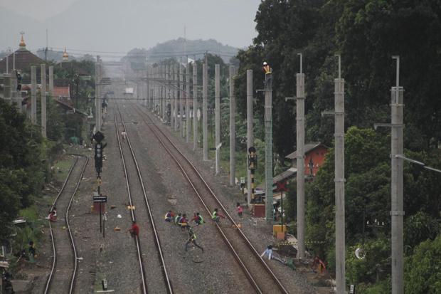 Pekerja menyelesaikan pemasangan tiang listrik aliran atas di kawasan Stasiun Lempuyangan, DI Yogyakarta, Selasa (28/4/2020). Pembangunan jalur Kereta Rel Listrik Yogyakarta - Solo tersebut untuk mendukung transportasi kereta Bandara Adisutjipto menuju Ba