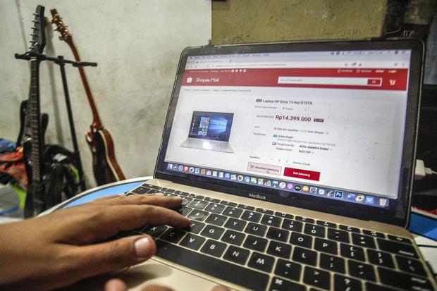 Warga menggunakan perangkat elektronik untuk berbelanja online di salah satu situs belanja online di Depok, Jawa Barat, Rabu (29/4/2020). Direktorat Jenderal (Ditjen) Pajak dalam waktu dekat bakal memungut pajak pertambahan nilai (PPN) sebesar 10 persen a