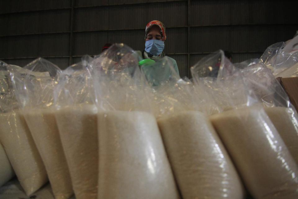 Pekerja menyiapkan gula pasir untuk disalurkan ke operasi pasar dan penyaluran Bantuan Pangan Non Tunai (BPNT) di Gudang Perum Bulog Sub Divisi Regional Tangerang, Kota Tangerang, Banten, Rabu (29/4/2020). 