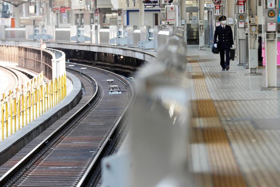 Peron stasiun Tokyo yang kosong selama pandemi Covid-19, Rabu (29/4/2020).