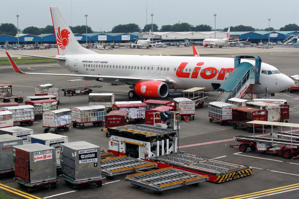 Sebuah pesawat Lion Air melakukan bongkar muat angkutan kargo di Apron Terminal 1 Bandara Soekarno Hatta, Tangerang, Banten, Kamis (30/4/2020). Lion Air Group yang terdiri dari Batik Air, Lion Air dan Wings Air dengan perizinan khusus (exemption flight) d