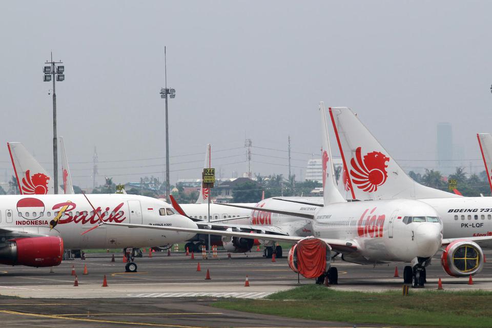 Sejumlah armada pesawat Lion Air Group terparkir di Apron Terminal 1 C Bandara Soekarno Hatta, Tangerang, Banten, Kamis (30/4/2020). Kementerian Perhubungan melarang penerbangan umum selama larangan mudik pada 6-17 Mei 2021.