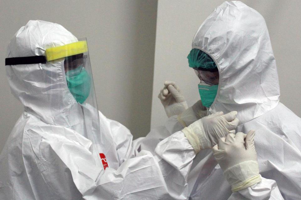 Ilustrasi, petugas medis mengenakan pakaian dan alat pelindung diri (APD). Pelaku usaha menilai perlu ada kajian soal larangan impor alat medis karena beberapa peralatan baru diproduksi secara massal di dalam negeri saat pandemi.