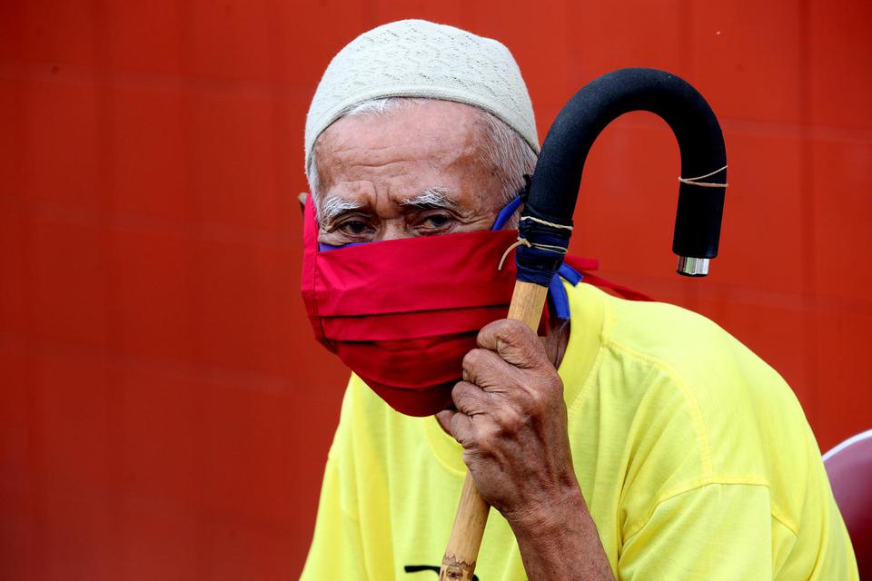 Penghuni panti jompo Rumoh Seujahtra Geunaseh Sayang menggunakan masker yang didistribusikan oleh pemerintah di Banda Aceh, Aceh, Jumat (1/5/2020). Penderita demensia, termasuk mereka yang tinggal di panti jompo berisiko tertular Covid-19.
