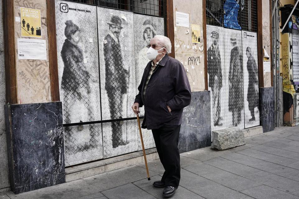 Juan Medina Seorang pria menggunakan masker pelindung saat waktu yang diperbolehkan untuk lansia berjalan-jalan, pertama kalinya sejak karantina (lockdown) 14 Maret lalu, ditengah pandemi global virus corona (COVID-19), di Madrid, Spanyol, Sabtu (2/5/202