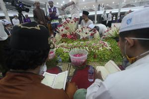 PEMAKAMAN ULAMA KH AHMAD ZUHDIANNOOR