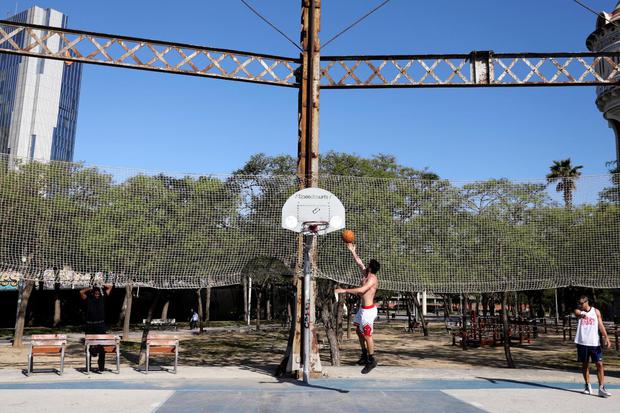 Nacho Doce Warga bermain basket di waktu olahraga individu di tempat terbuka diperbolehkan, untuk pertama kalinya sejak penerapan karantina (lockdown), ditengah wabah penyakit virus corona (COVID-19), di Barcelona, Spanyol, Sabtu (2/5/2020).