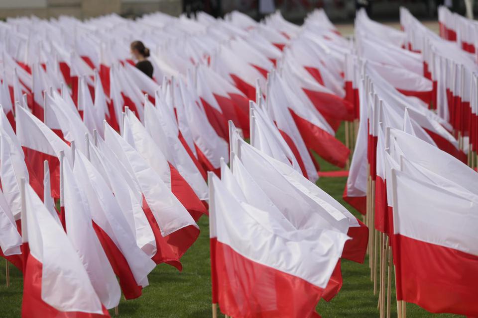 POLAND OUT. NO COMMERCIAL OR EDITORIAL SALES IN POLAND. Instalasi bendera Polandia terlihat di depan Royal Castle saat peringatan Hari Bendera Nasional di Warsawa, Polandia, Sabtu (2/5/2020).