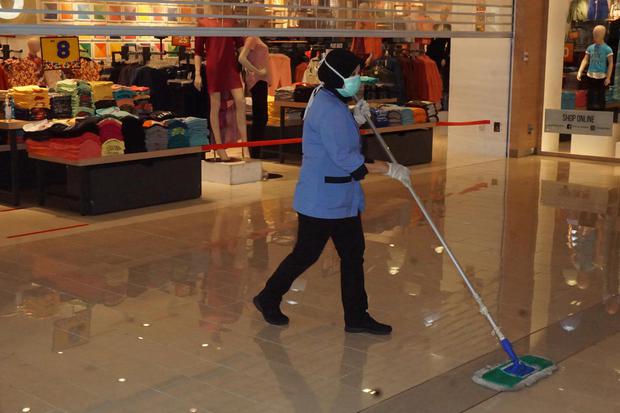 Ilustrasi, petugas kebersihan membersihkan lantai di pusat perbelanjaan. Petugas kebersihan merupakan salah satu jenis pekerjaan di mana sebuah perusahaan memilih menggunakan sistem outsourcing.