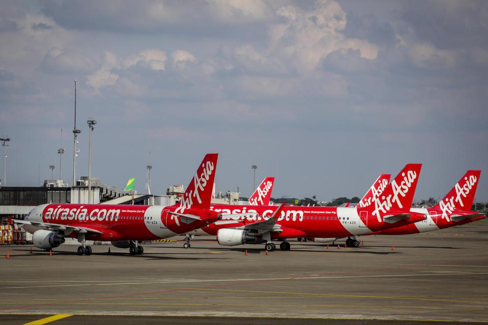 Sejumlah armada pesawat AirAsia terparkir di Apron Terminal 1D Bandara Soekarno Hatta, Tangerang, Banten, Selasa (5/5/2020). 