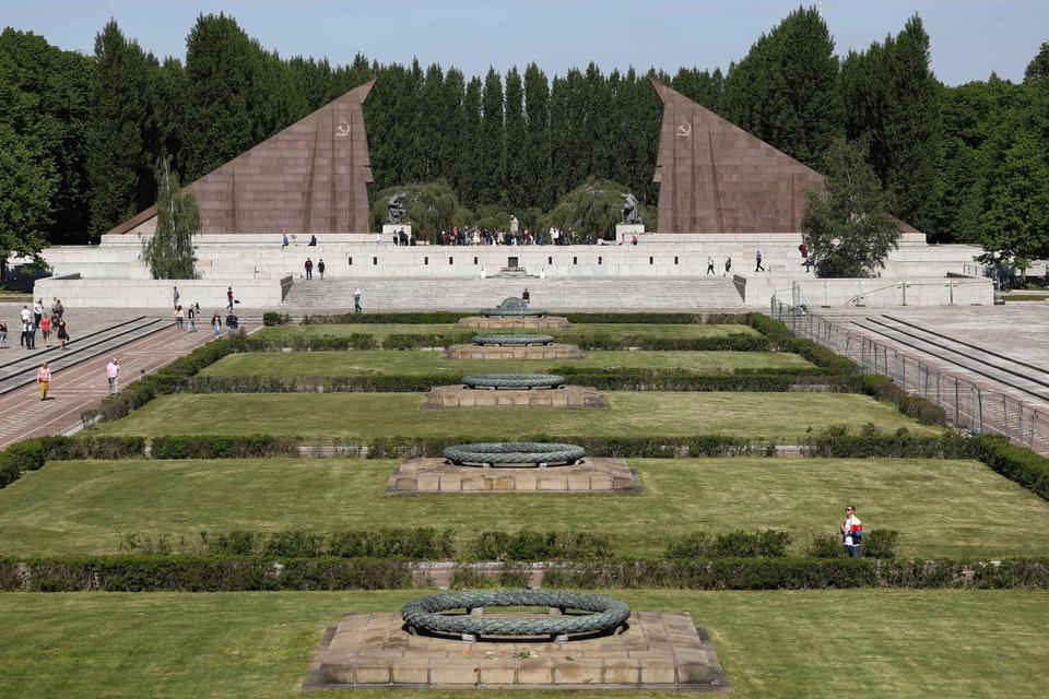 Ilustrasi, Soviet War Memorial di Treptower Park, monumen peringatan Hari Kemenangan dan 75 tahun berakhirnya Perang Dunia II. Perang Dunia II merupakan buah dari paham chauvinisme yang dianut oleh Adolf Hitler, yang menyeret Jerman dalam kancah pertikaia