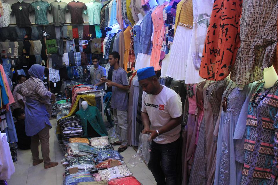 Ilustrasi, penjualan pakaian jadi. Survei Bank Indonesia (BI) menunjukkan selama kuartal I 2020 penjualan eceran mengalami kontraksi dalam, dipicu anjloknya penjualan sandang.