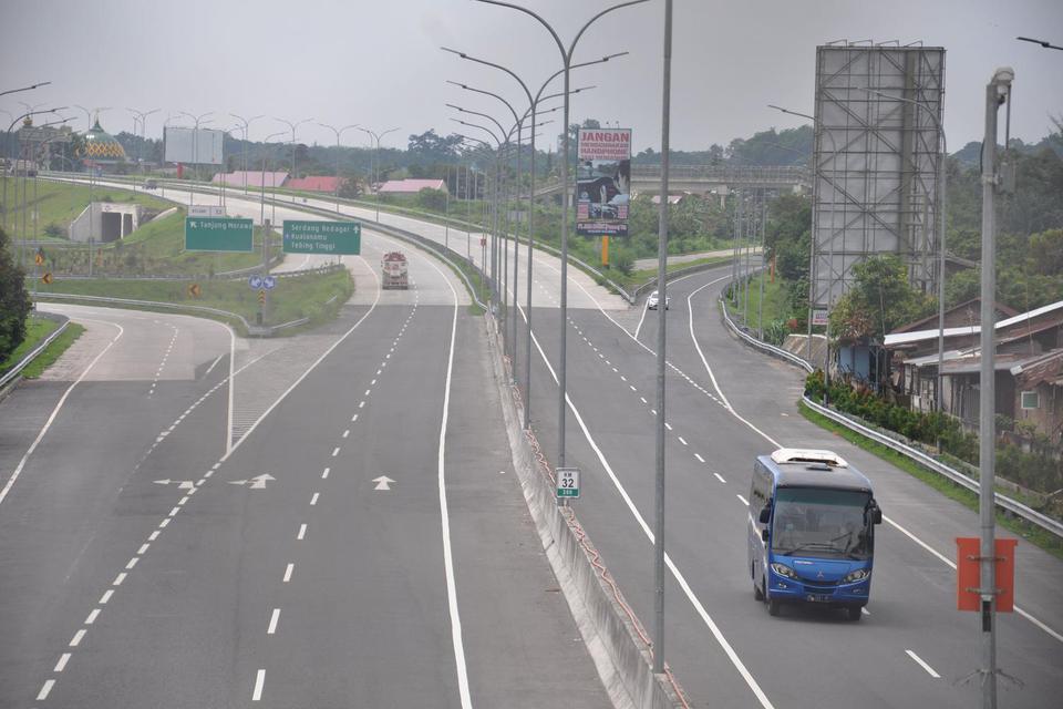 Kendaraan melintas di ruas tol Medan-Tebing Tinggi yang lenggang di Medan, Sumatera Utara, Minggu (10/5/2020). 